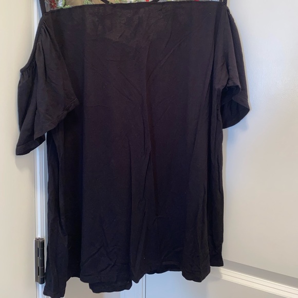 Women Sheer off the shoulder top - Picture 3 of 4